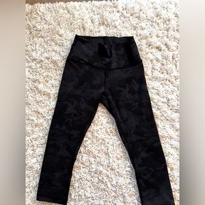 LULULEMON camo capri leggings!! Size 2-4 (read description!!)